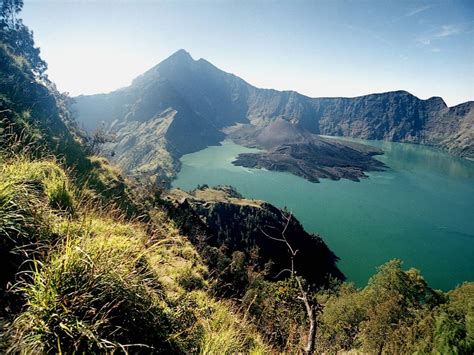 Destinasi Adventure yang Populer di Indonesia: Rute Pendakian Plawangan Timbanuh ke Puncak Gunung Rinjani